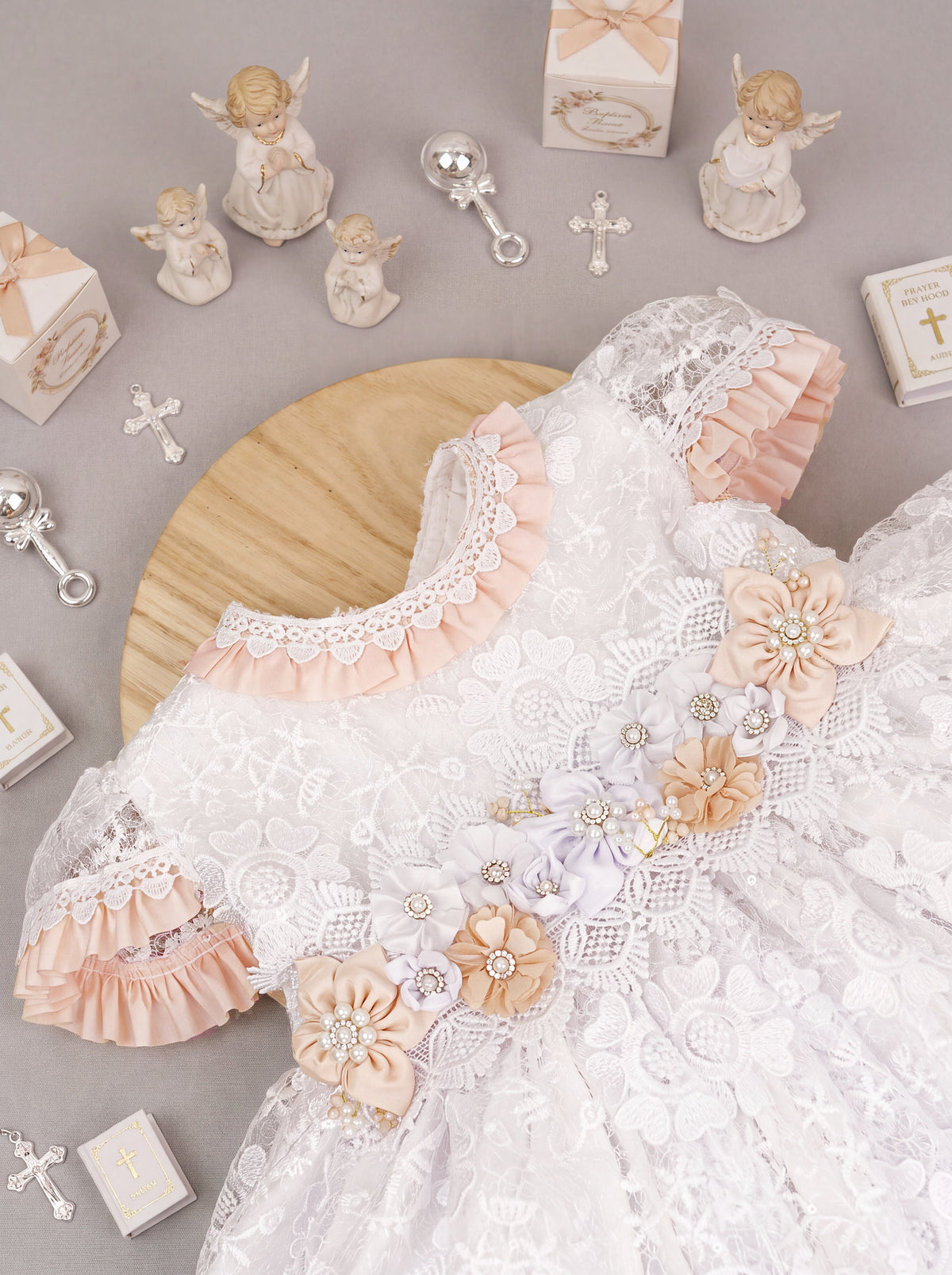 Ropón de bautizo desmontable color blanco con blush, detalle del cuello con holán y cinturón de flores