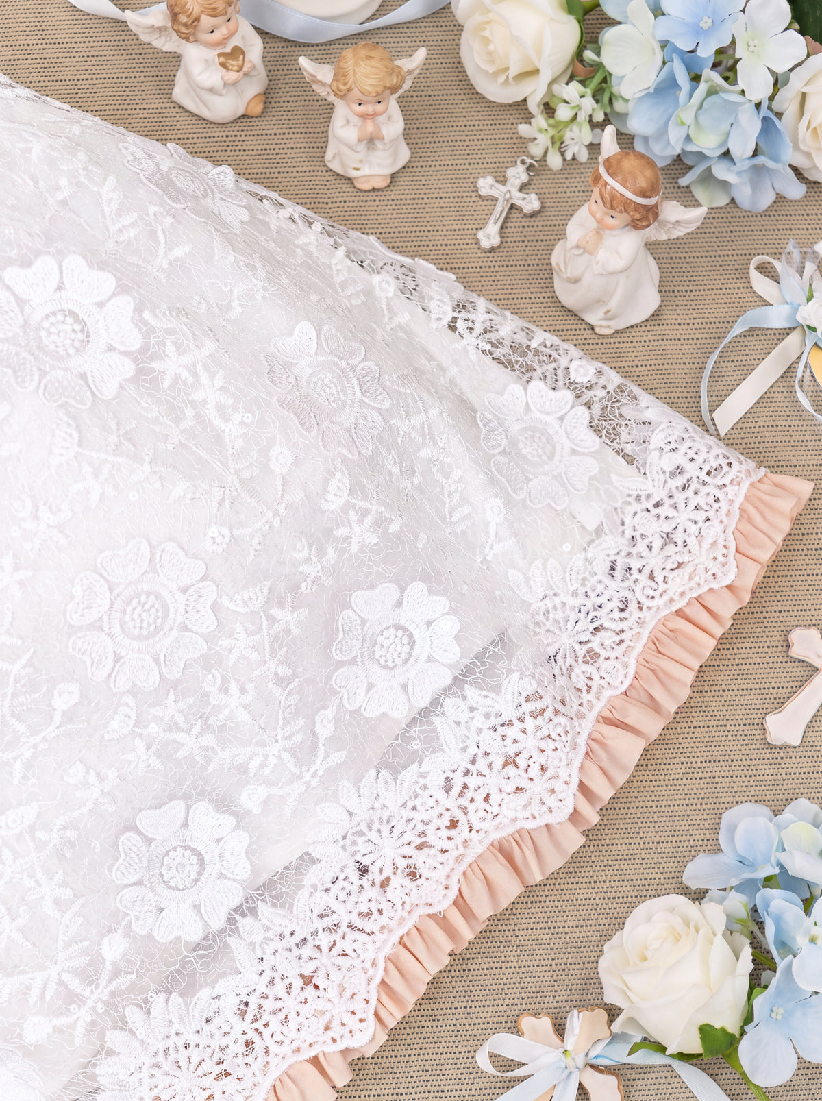 Ropón de bautizo desmontable color blanco con blush, detalle de la falda con holán