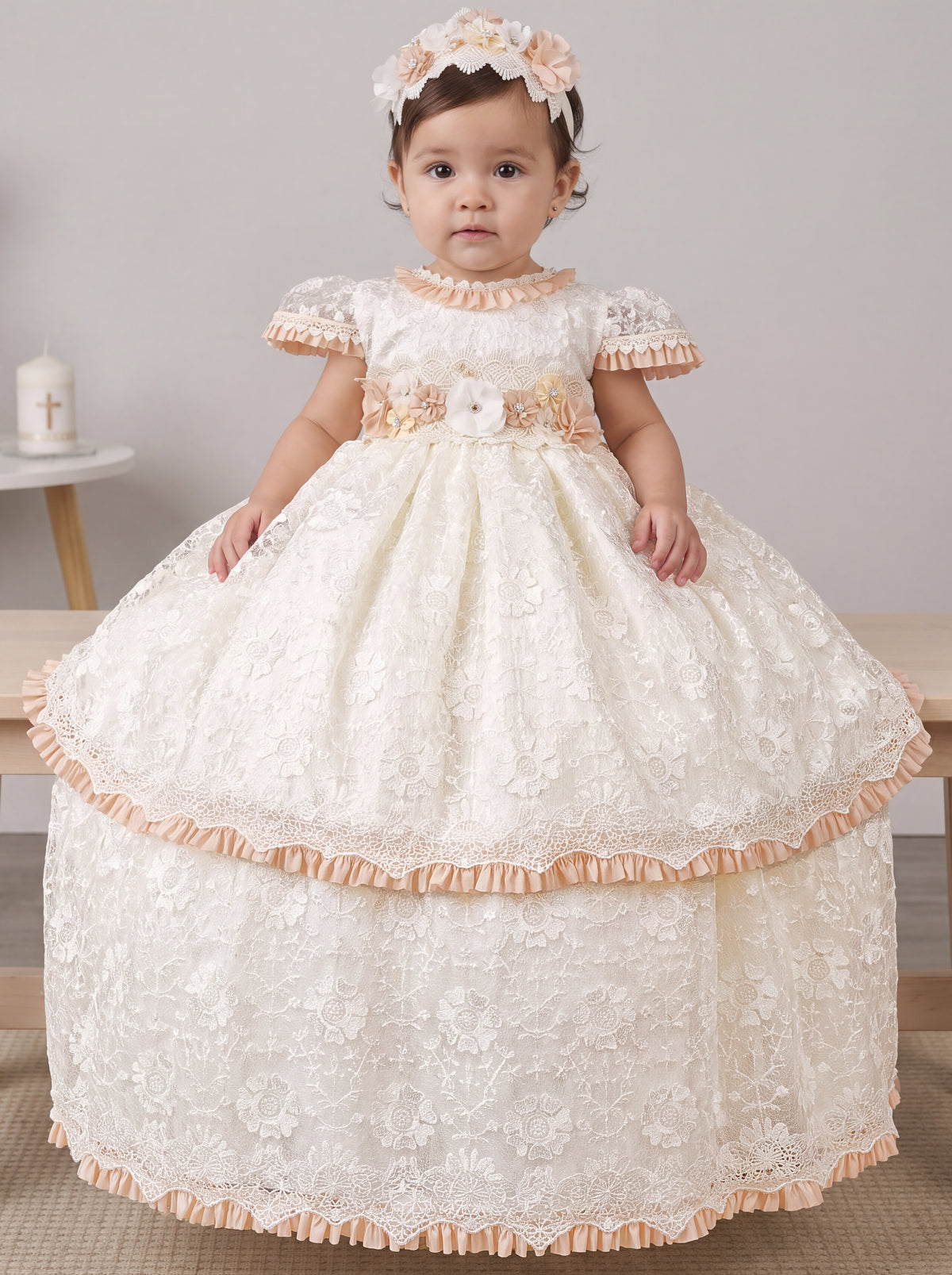 Bebé de pie con ropón de bautizo desmontable color hueso con blush y diadema, vista completa