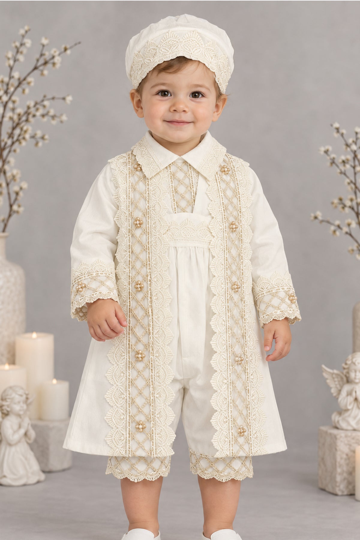 Bebé con traje de bautizo Javier hueso y gorro, de pie, vista completa