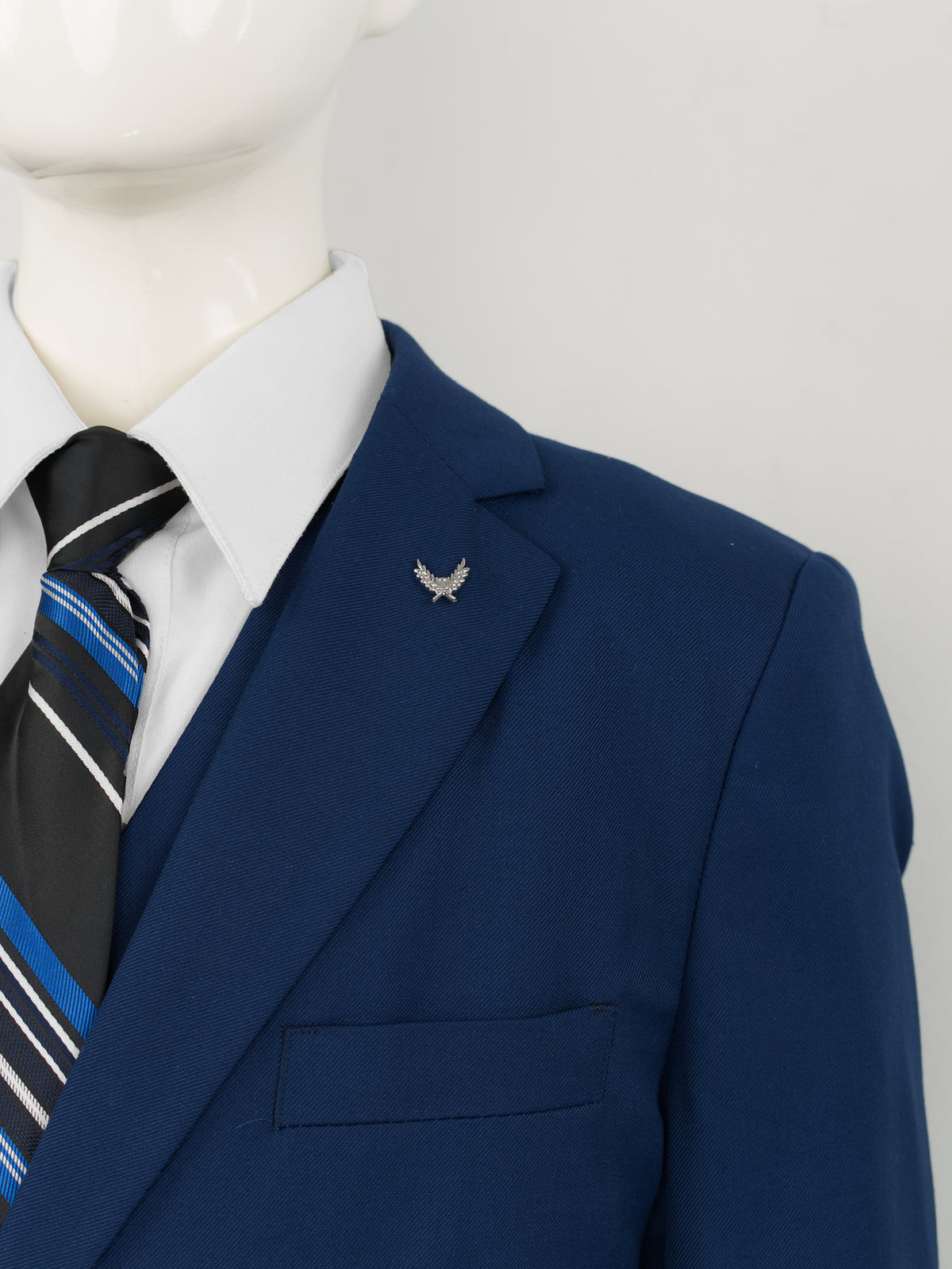 Detalle de la solapa del Traje juvenil Dalí rey con su broche plateado
