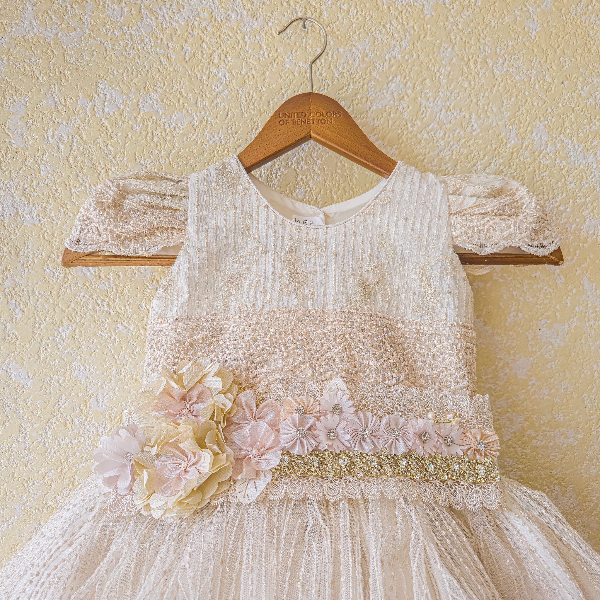 Vestido primera comunión de niña color beige modelo 445 foto 3