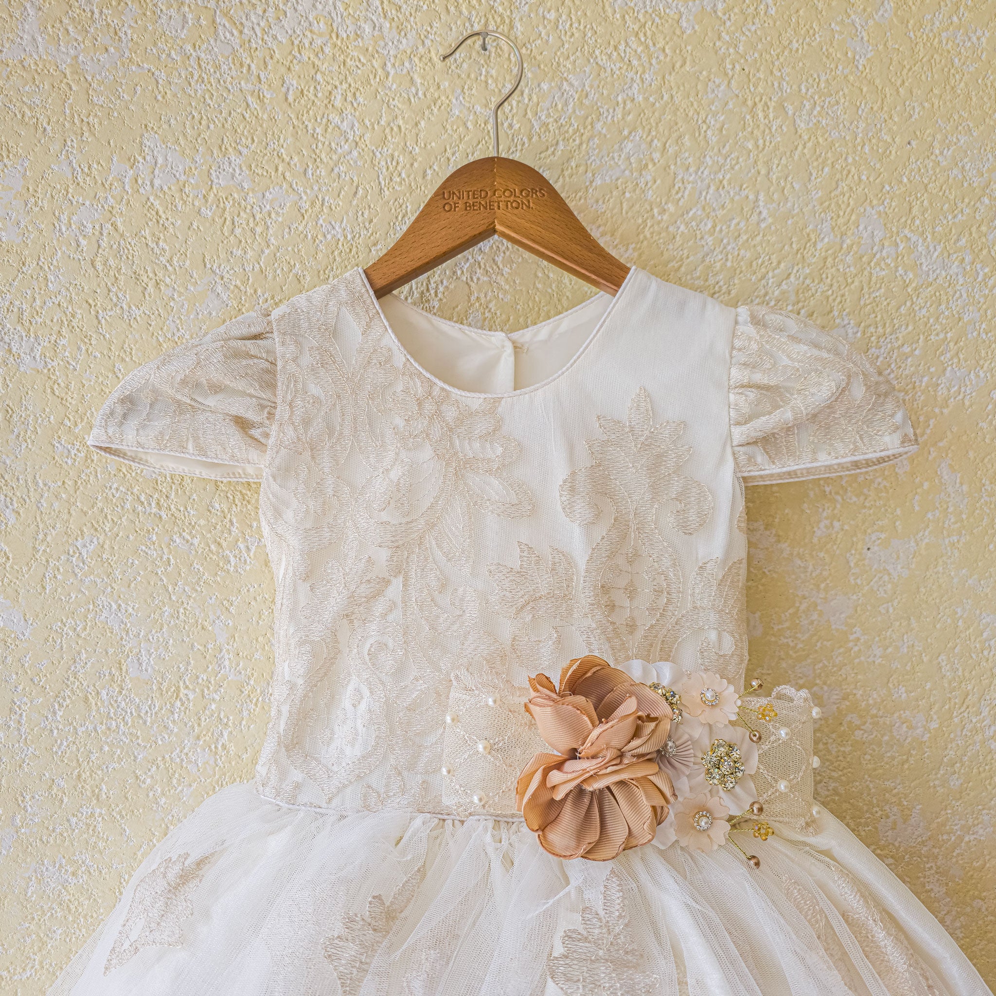 Vestido primera comunión de niña color beige modelo 447 foto 3