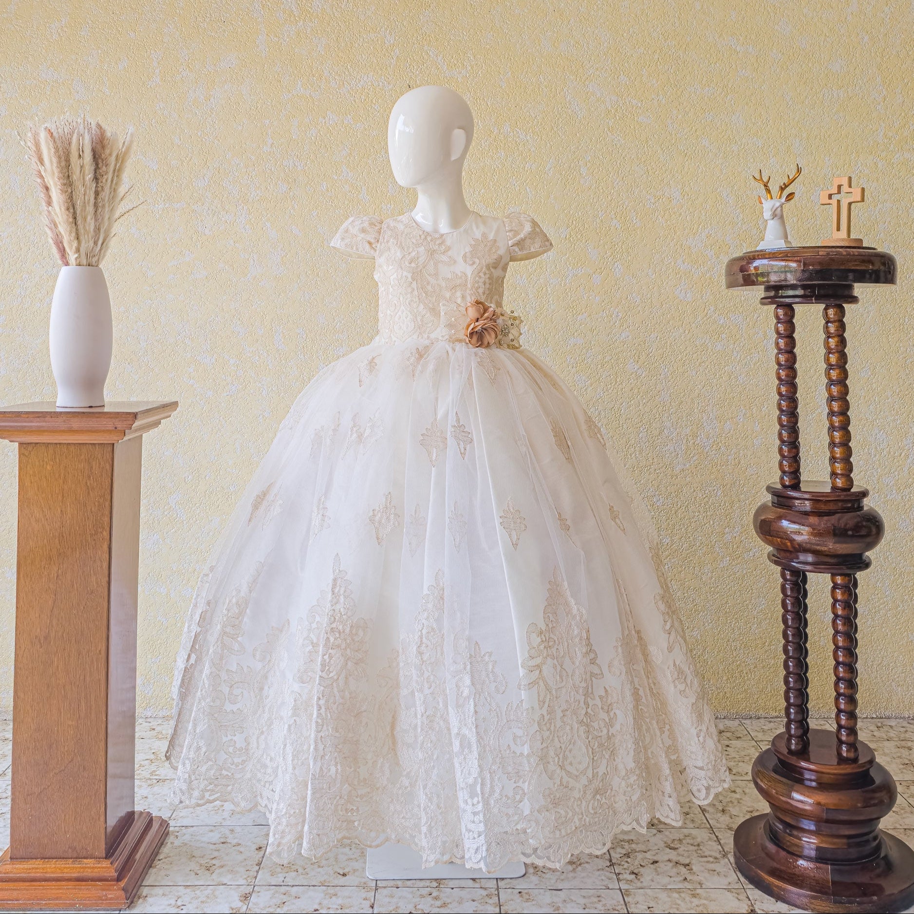 Vestido primera comunión de niña color beige modelo 447 foto 2