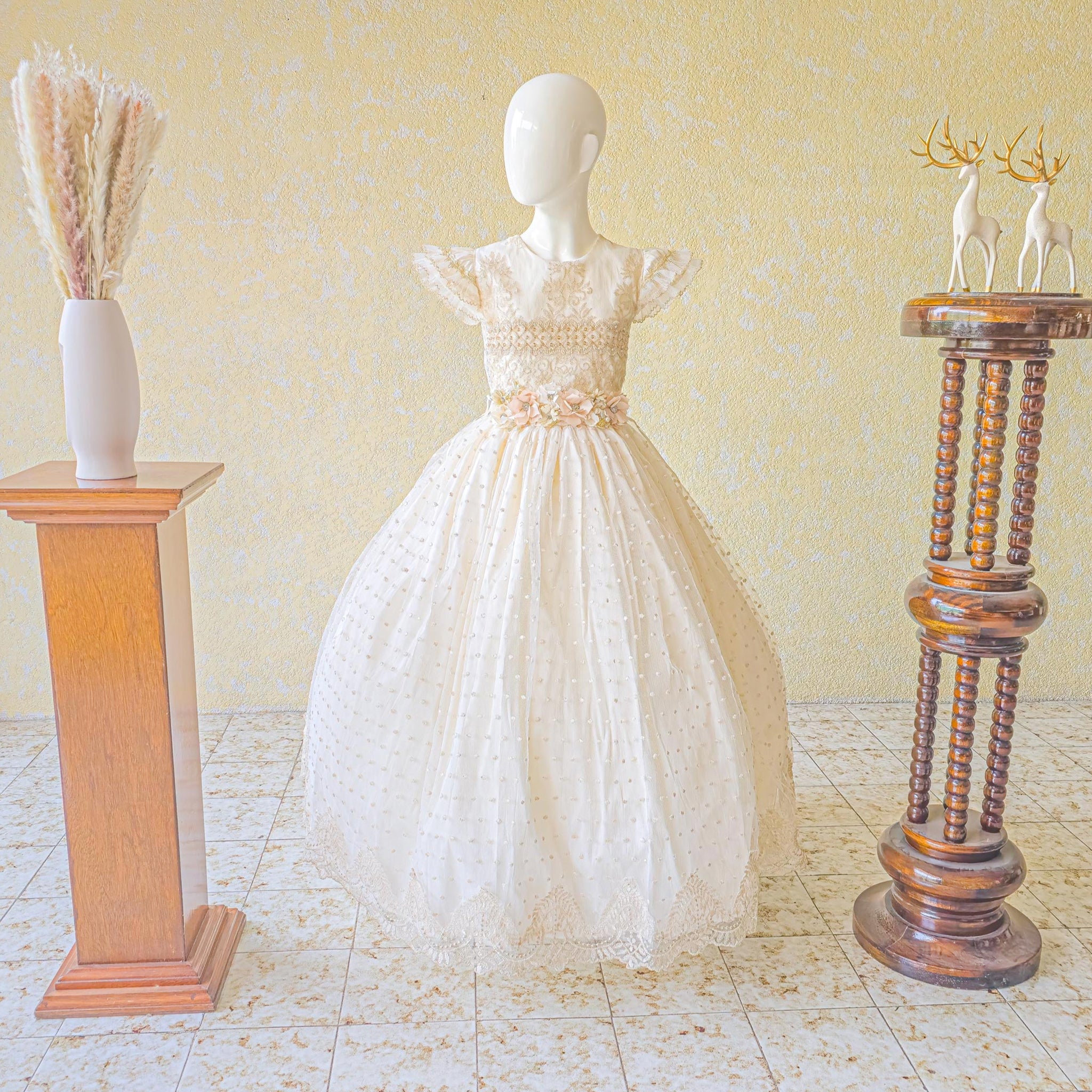 Vestido primera comunión de niña color beige modelo brisa foto dos completa con decoración