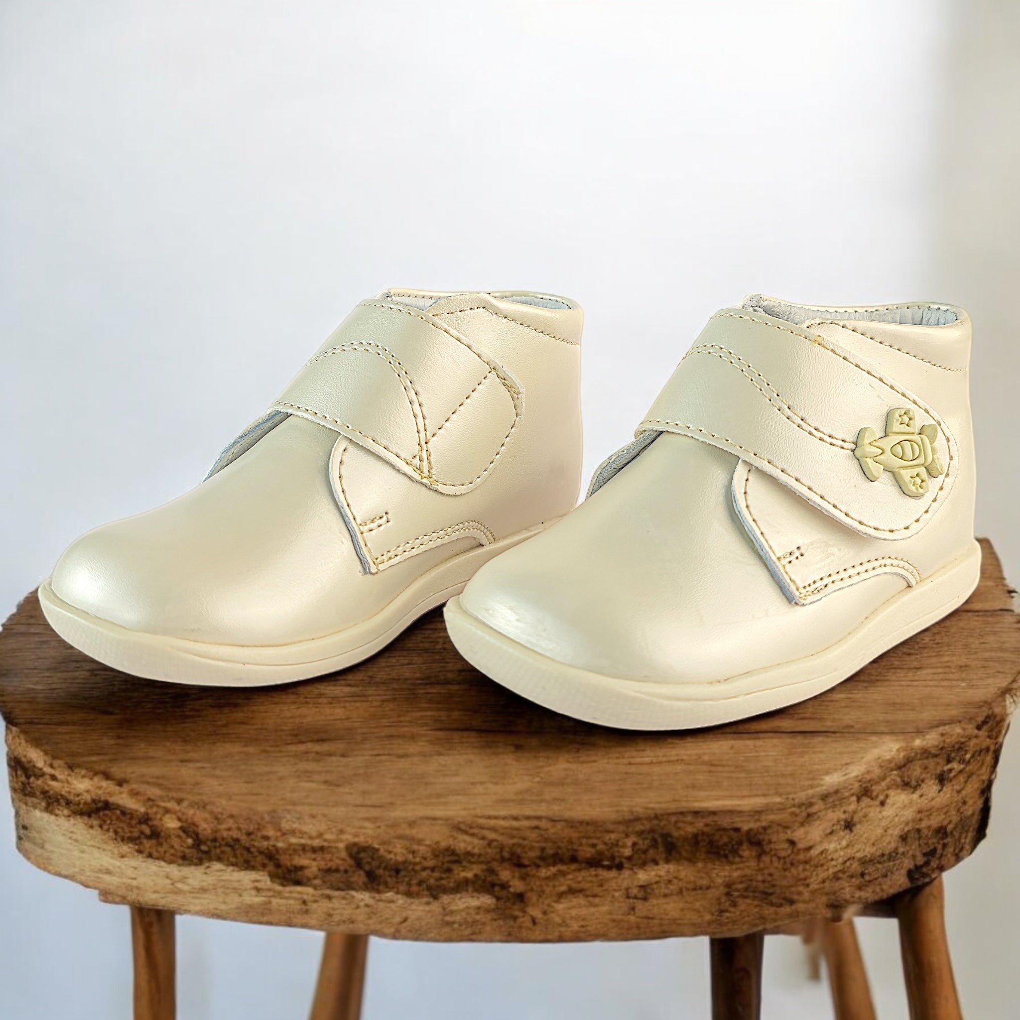 Zapatos para bautizo de niño modelo 512 en color hueso foto 1