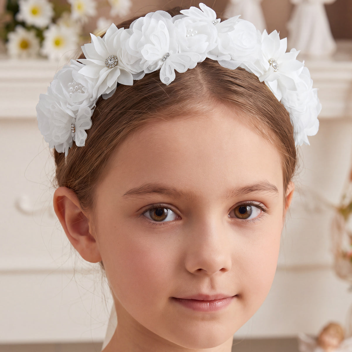 Niña con corona de flores y mariposas color blanco, vista de frente