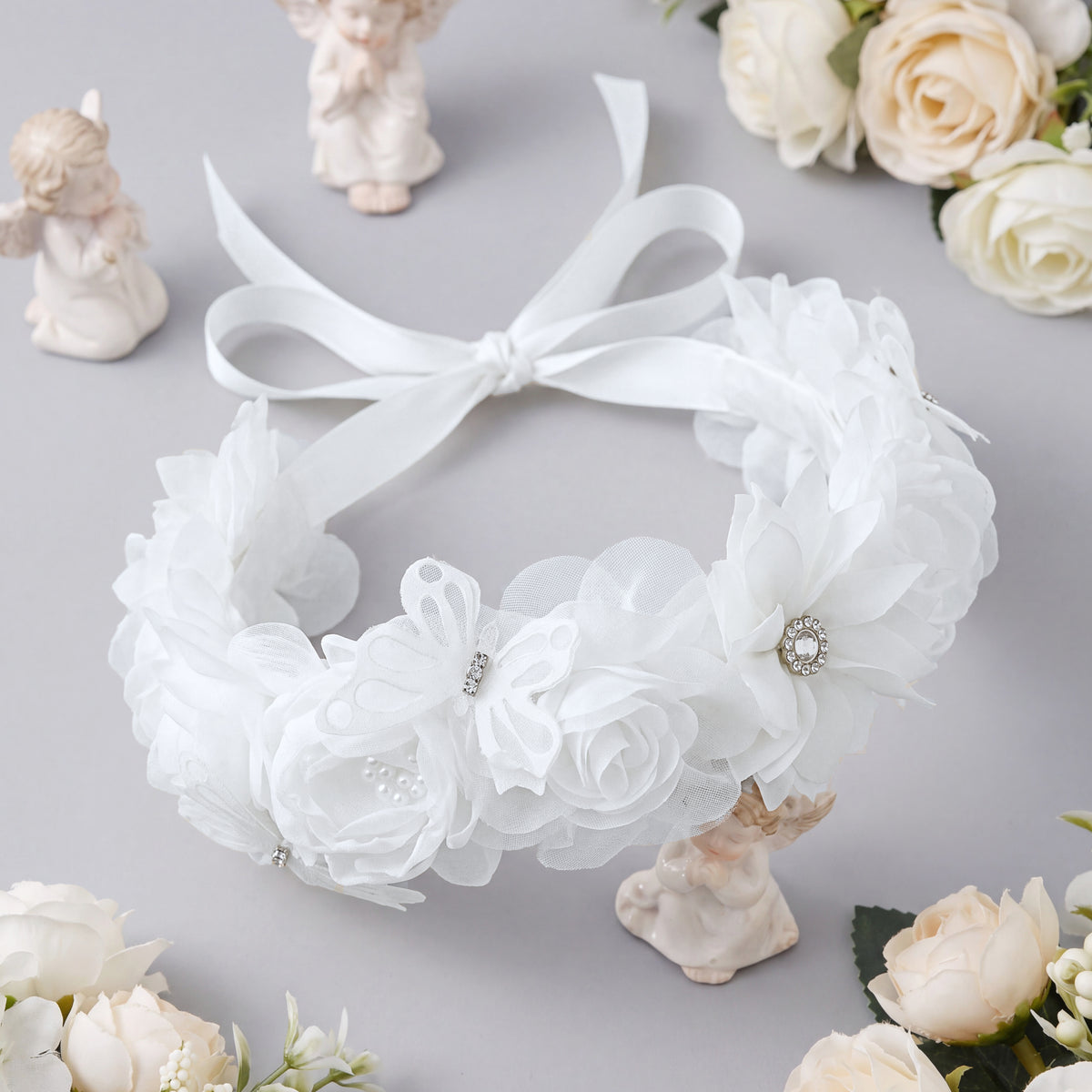 Corona de flores y mariposas color blanco con su listón para amarrar