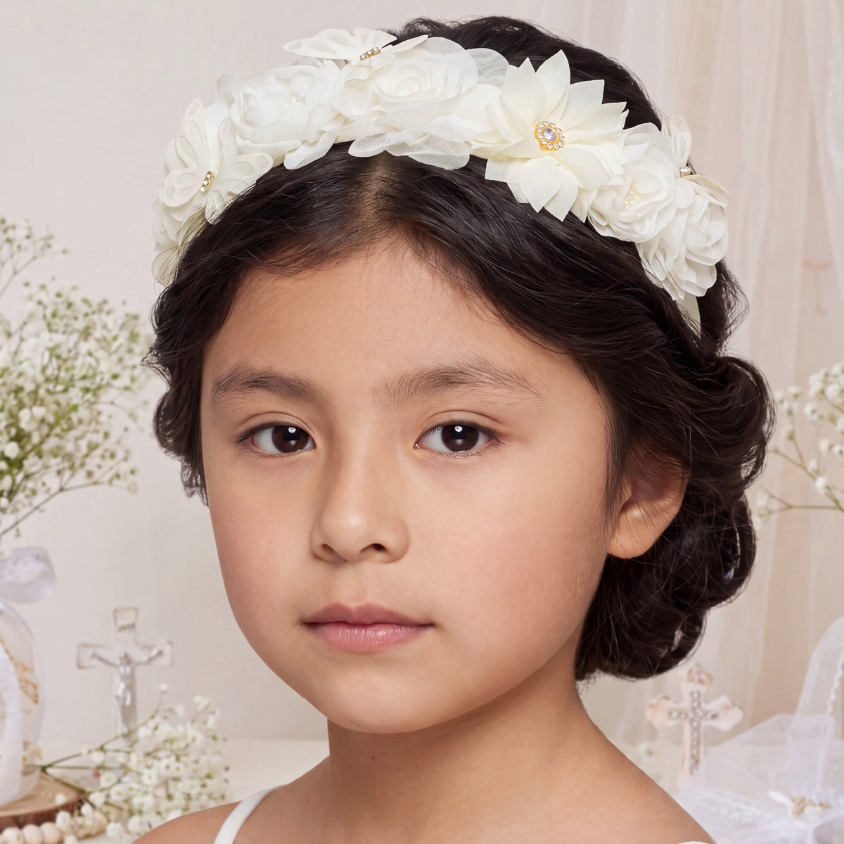 Niña con corona de flores y mariposas color hueso, vista de frente