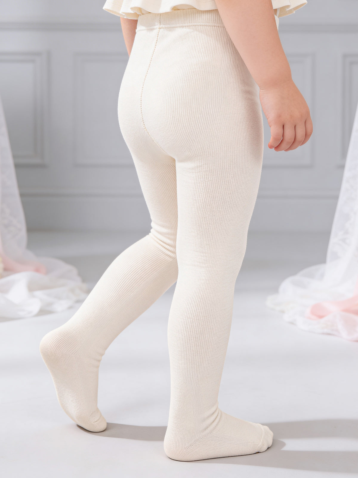 Malla de bautizo para bebé color hueso, puesta, vista de espalda