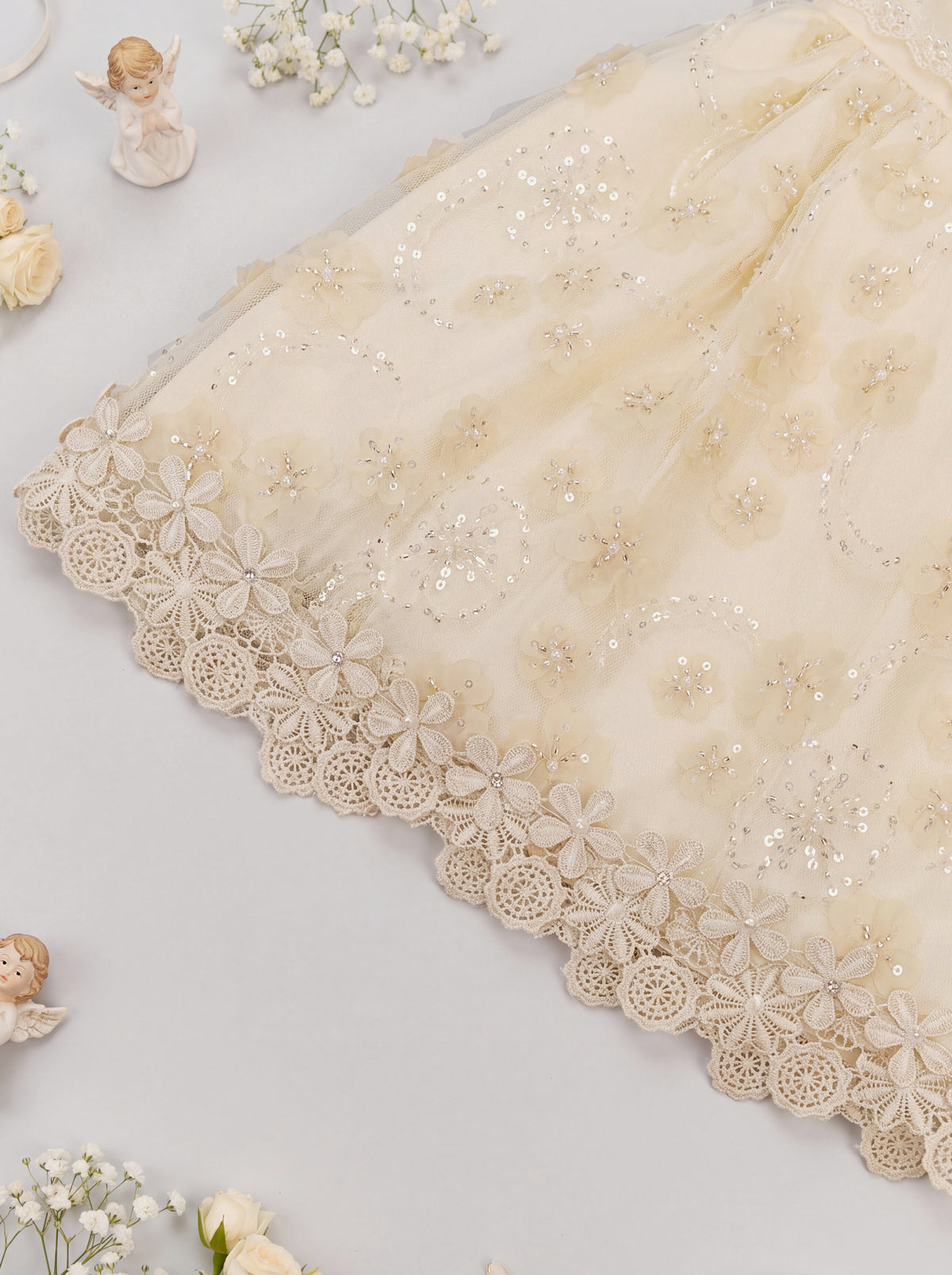 Ropón de bautizo desmontable color beige, detalle de la orilla de guipur