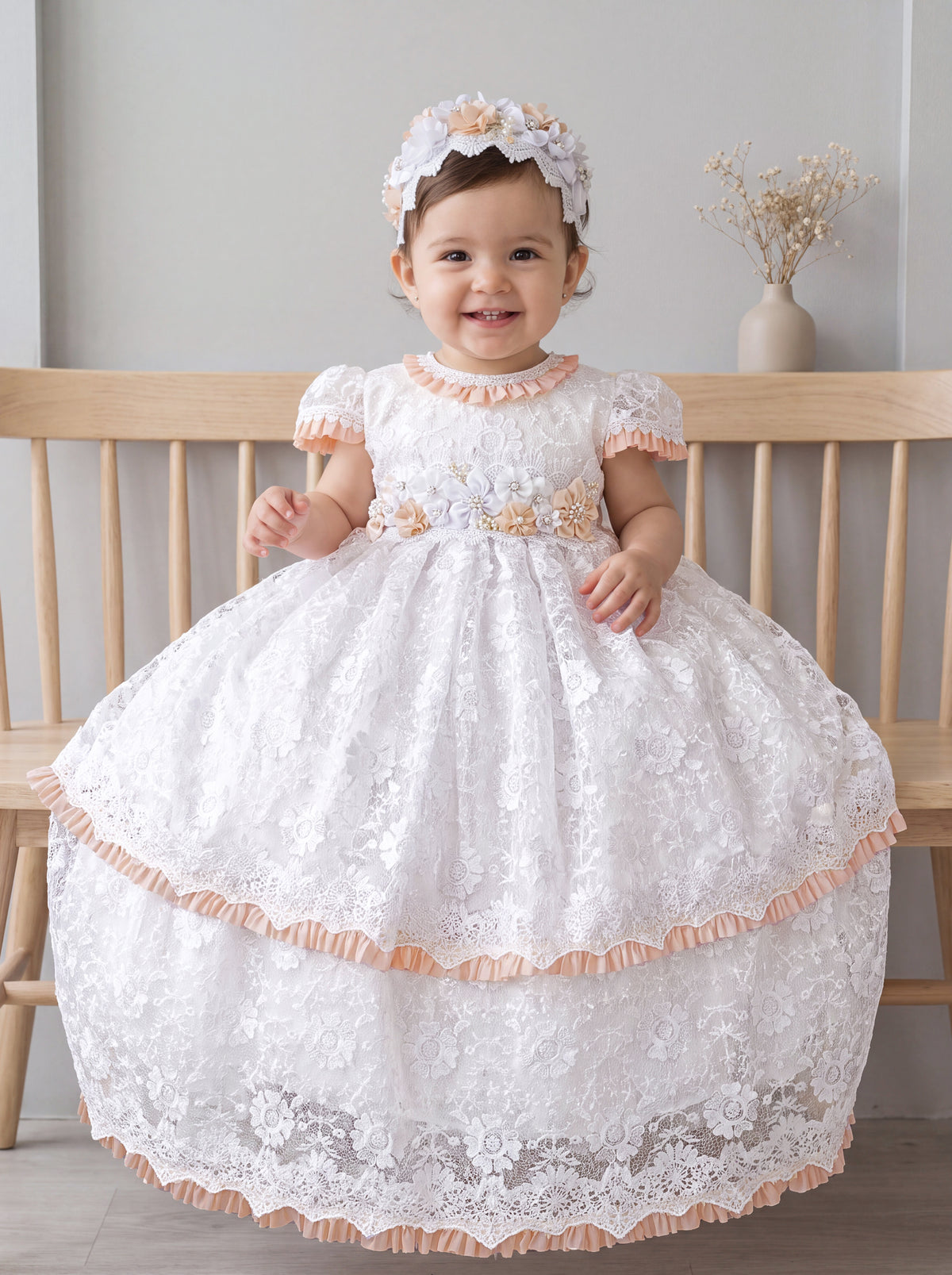 Bebé con ropón de bautizo desmontable color blanco con blush y diadema, sentada, vista completa