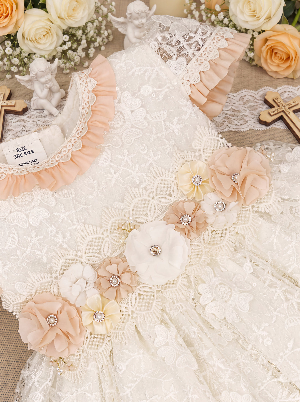 Ropón de bautizo desmontable color hueso con blush, detalle del cuello con holán y cinturón de flores
