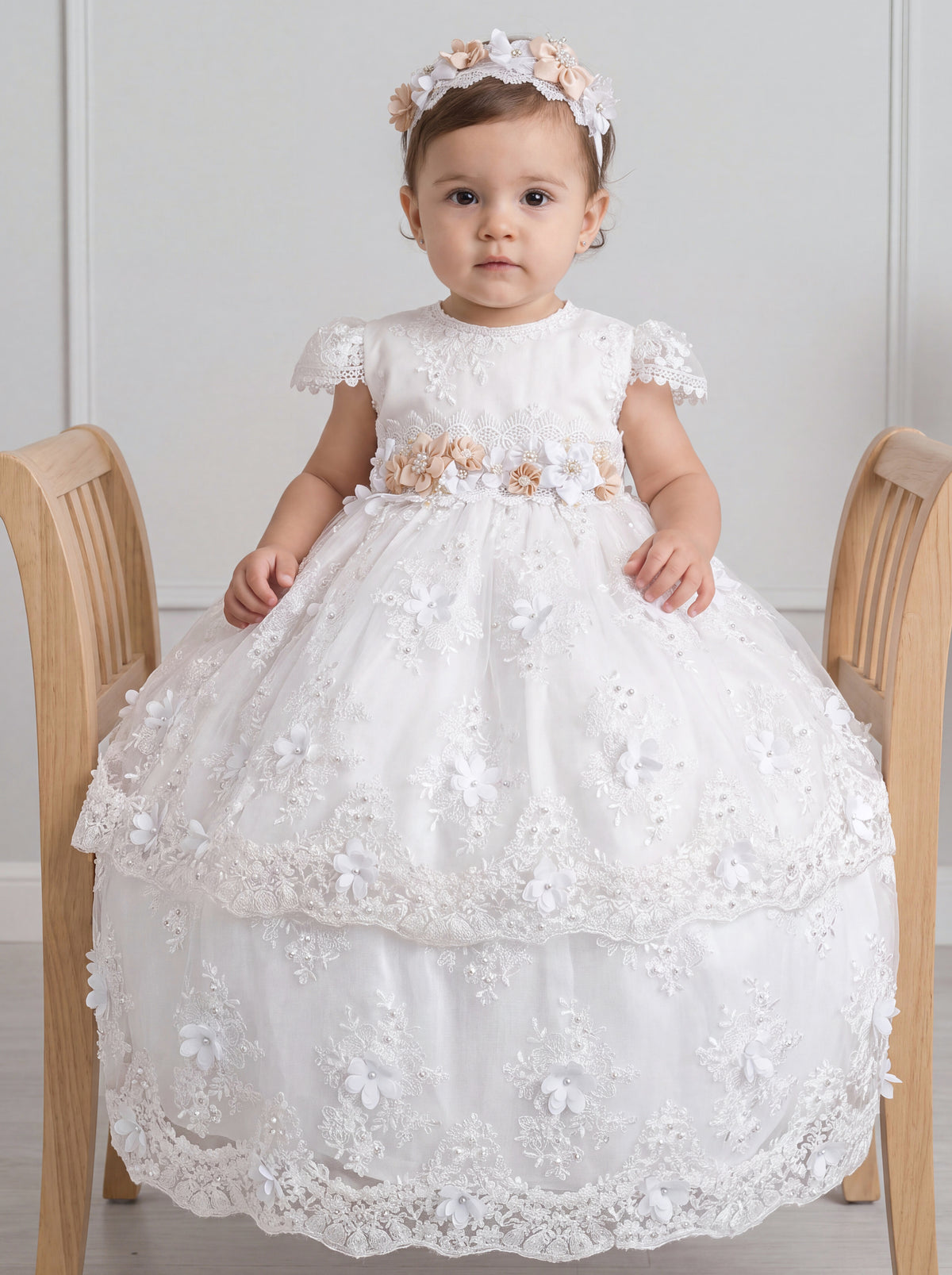 Bebé con ropón de bautizo desmontable color blanco y diadema, sentada, vista completa