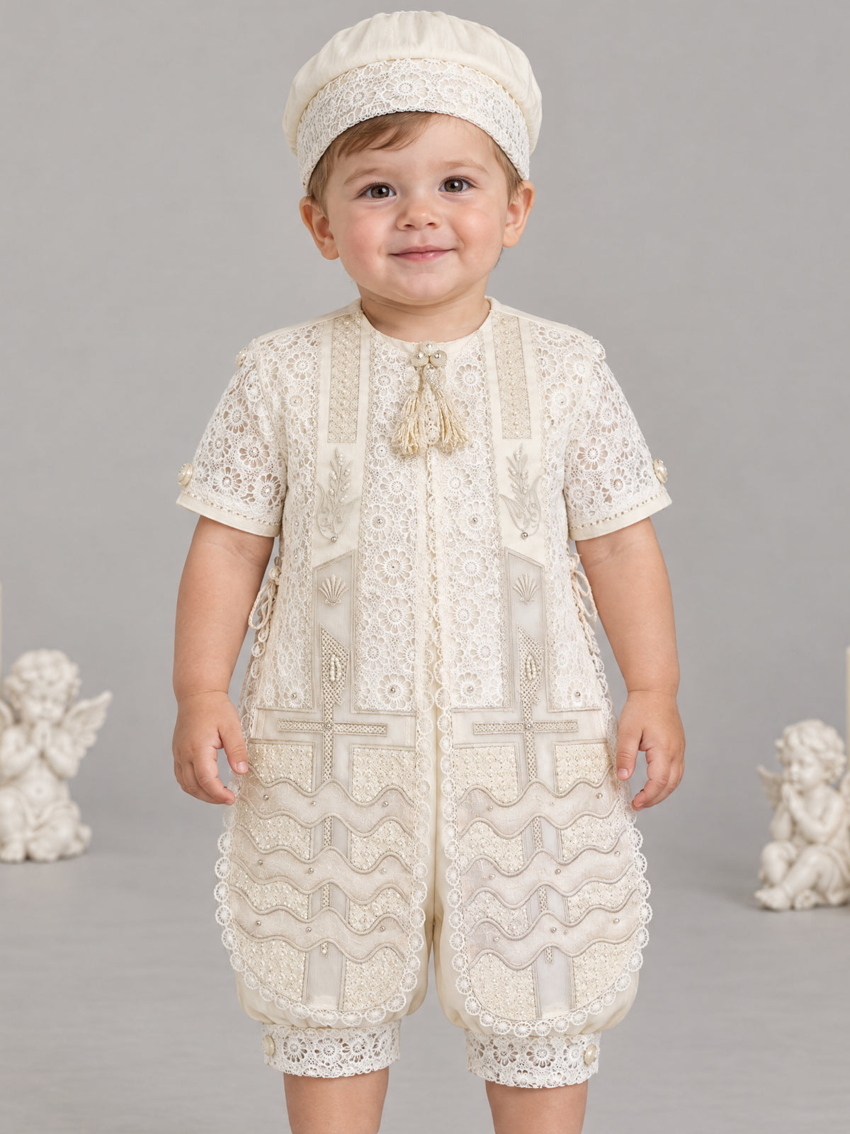 Bebé con traje de bautizo Alfredo hueso y gorro, de pie, vista completa