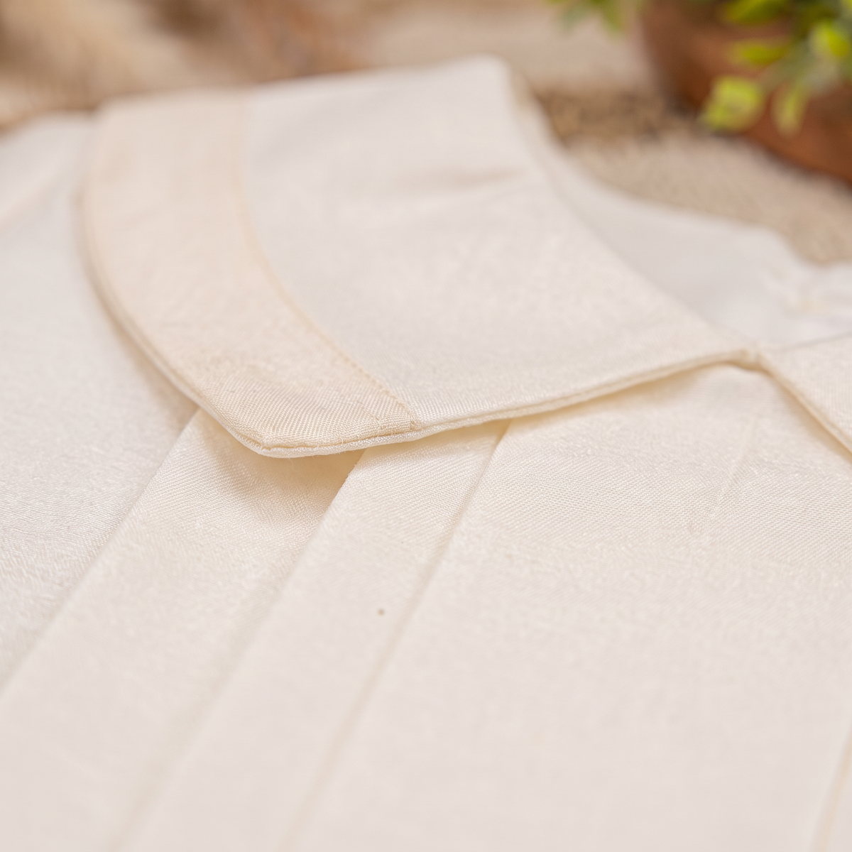 Traje Bautizo Paco - detalle del cuello bebe y las alforzas