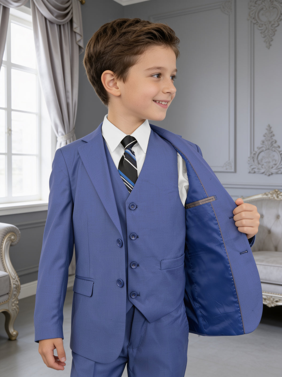 Traje juvenil Dalí azul con el saco abierto, deja ver el chaleco