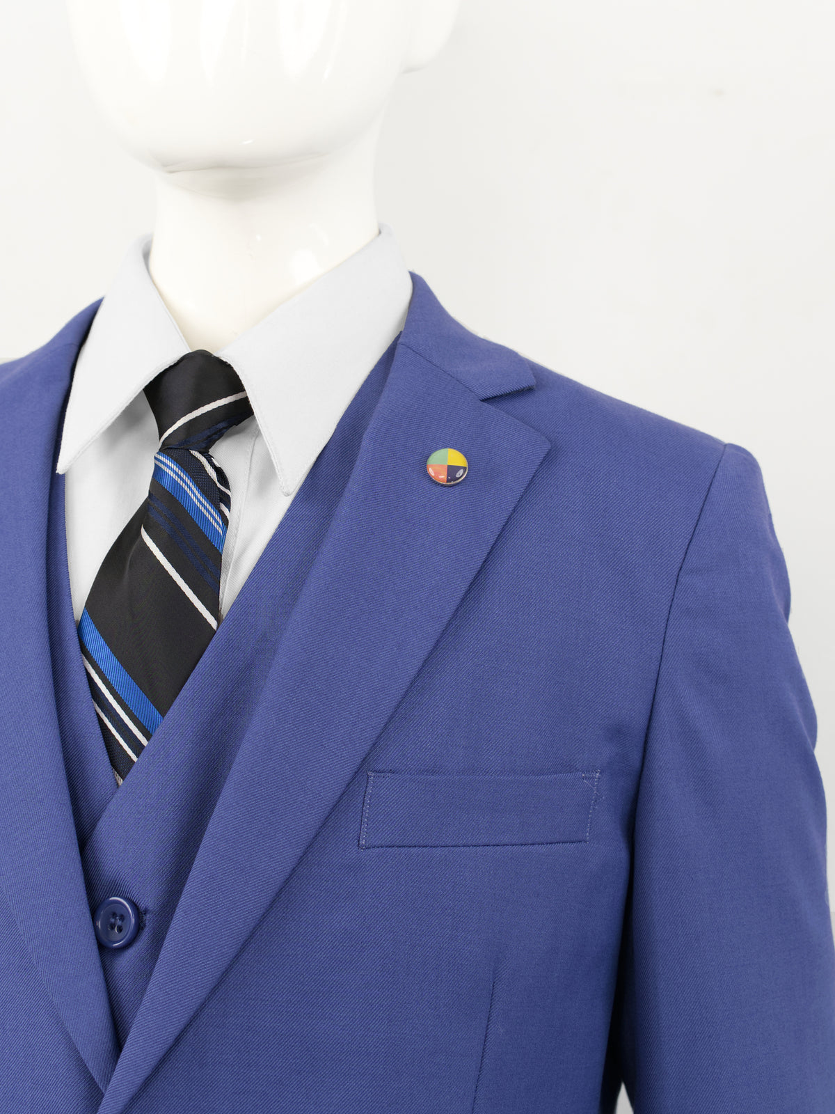 Detalle de la solapa del Traje juvenil Dalí azul con su broche dorado