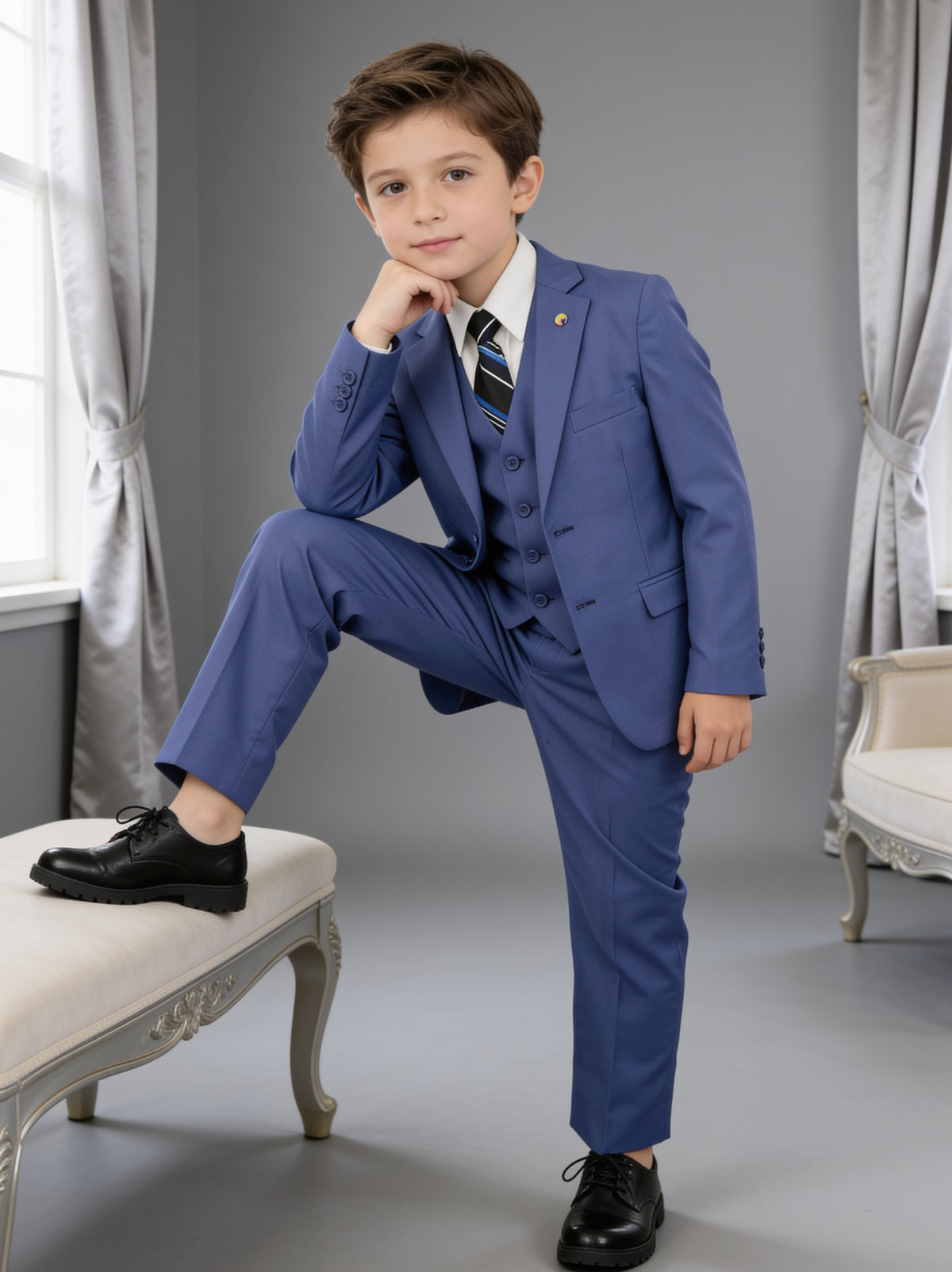Traje juvenil Dalí azul, con un pie sobre la banca