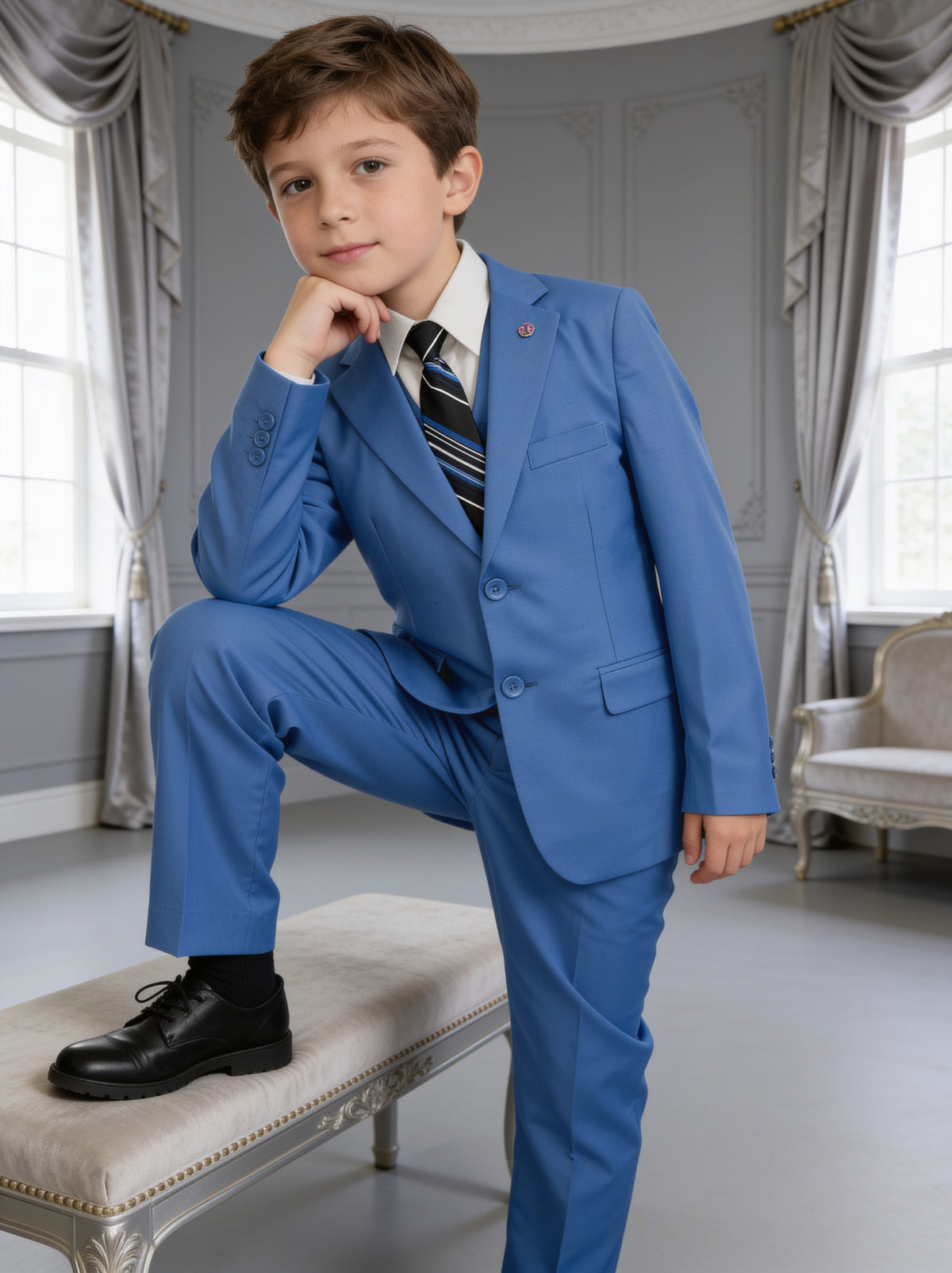 Traje juvenil Dalí índigo, con un pie sobre la banca