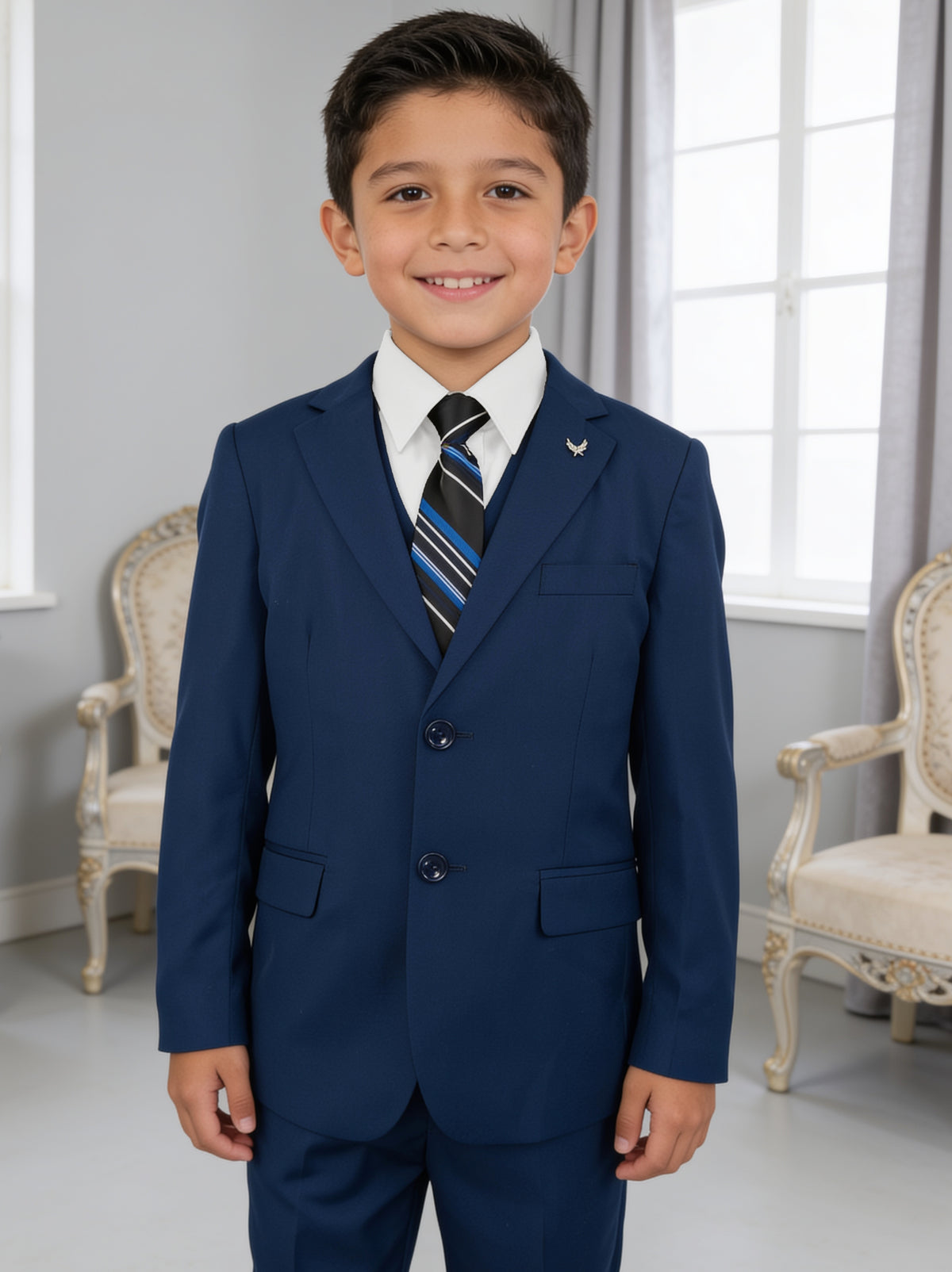 Traje juvenil Dalí rey de frente, con el saco cerrado
