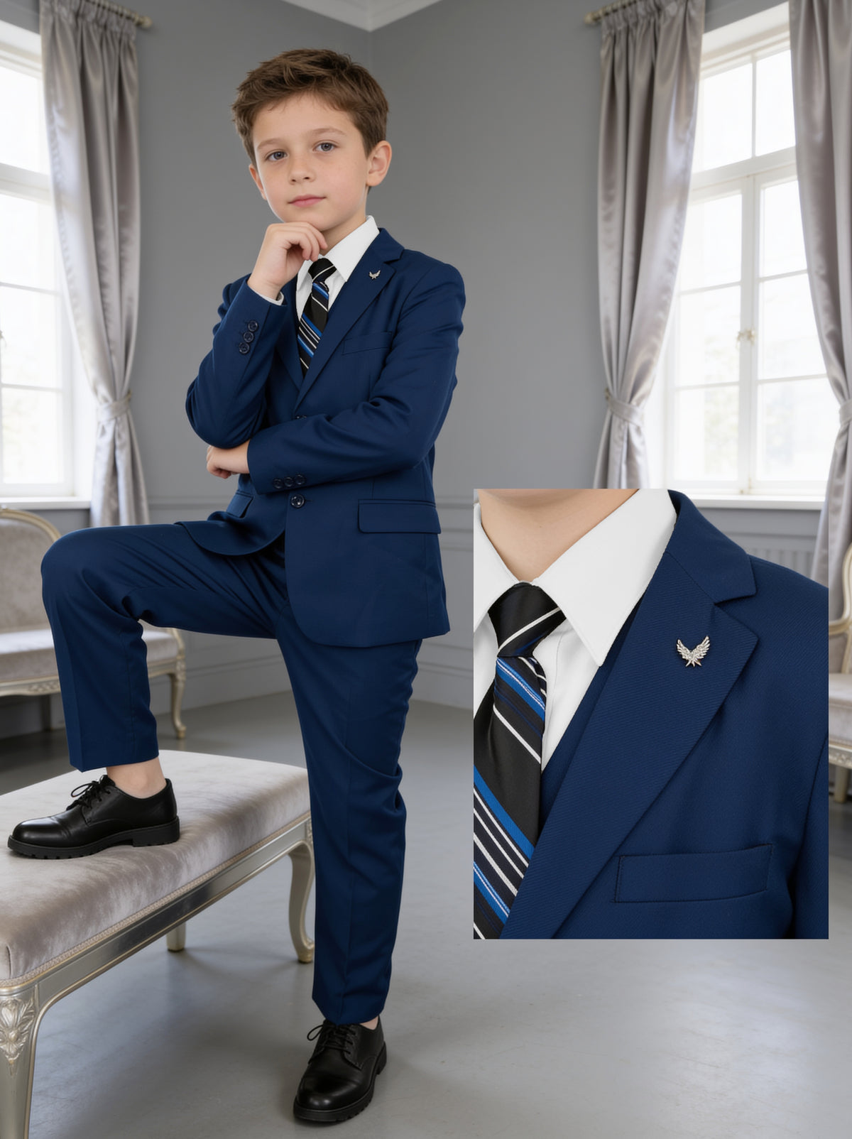 Traje juvenil Dalí rey, con un pie sobre la banca y detalle de la solapa