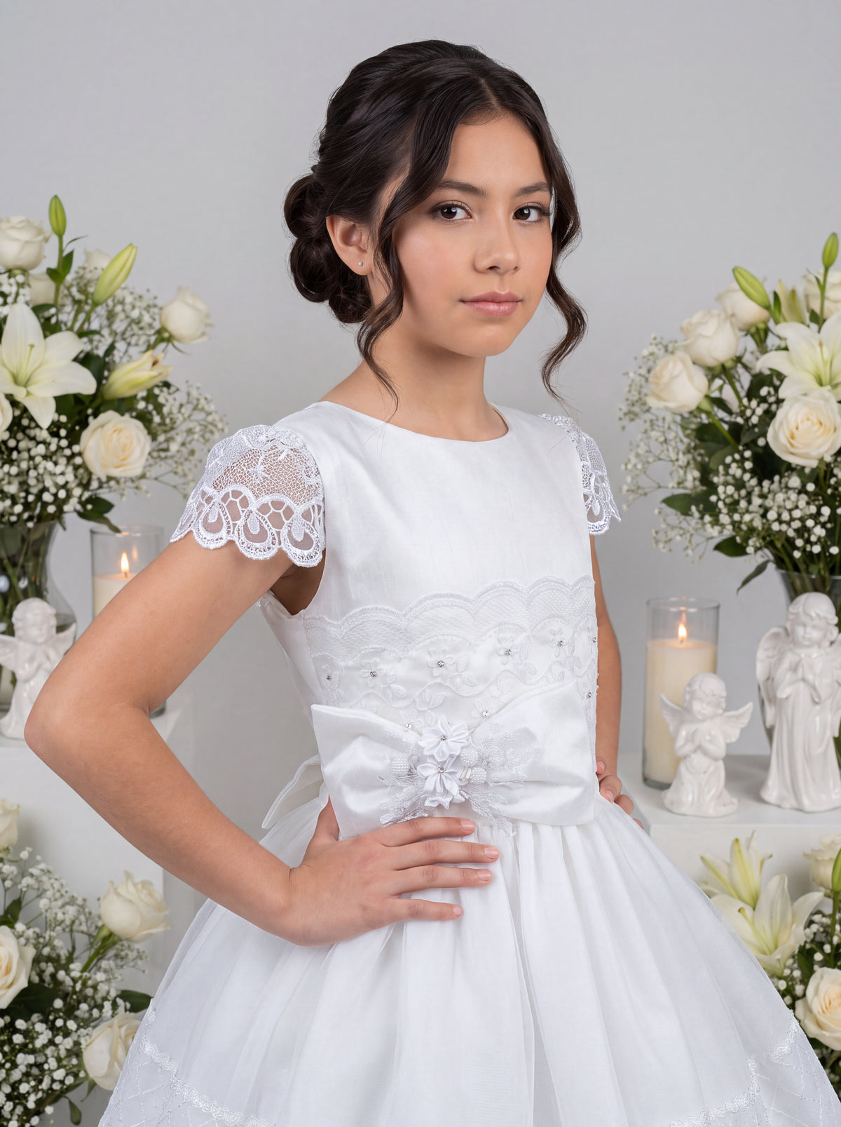 Vestido de Primera Comunión L-10 blanco, detalle de la faja de encaje y el moño con flores